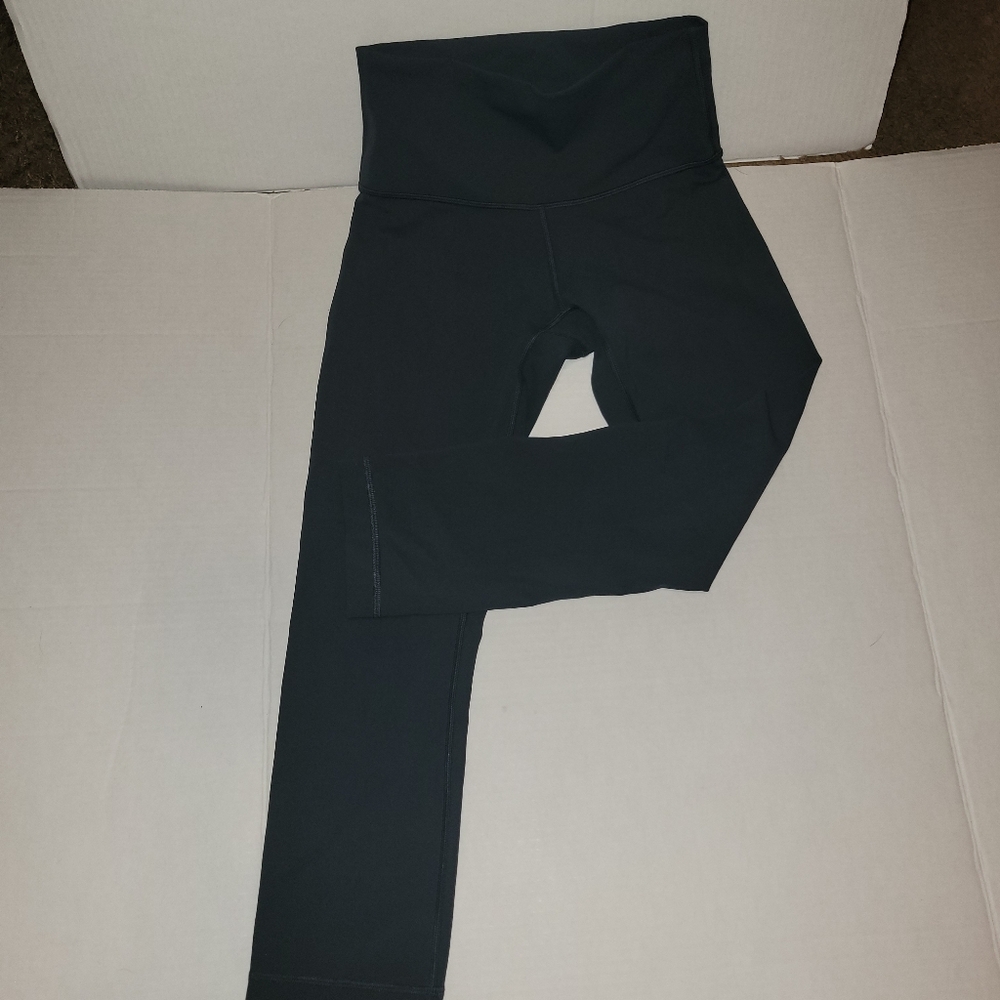 Lululemon green leggings calf length size 4.
